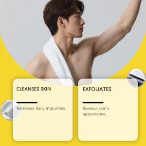 Vista detallada que muestra la limpieza y exfoliación de la esponja de baño suave.