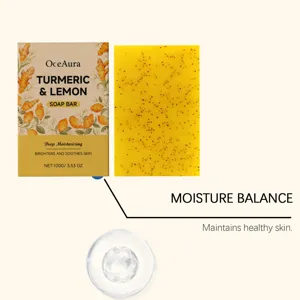 Détail de savon curcuma citron soulignant l'équilibre hydrique et la texture apaisante.