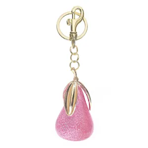 Primo piano dettagliato del portachiavi a pera rosa glitterata con ferramenta in metallo dorato.