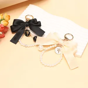 Dettaglio squisito portachiavi perla fiocco, pendente borsa elegante e accessorio chiave auto.