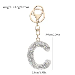 Strass Buchstabe C Schlüsselanhänger Detailansicht, goldener Metall Charm Anhänger mit Steinen.