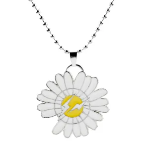 Gros plan d'un collier pendentif marguerite tendance avec chaîne à perles et design floral.