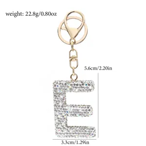 Nahaufnahme des funkelnden Strass-Buchstaben-E-Schlüsselanhängers mit glänzenden Kristallen.