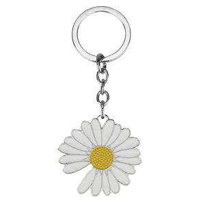 Vue détaillée du charmant porte-clés en métal marguerite, accessoire de sac tendance.