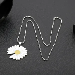 Vue détaillée d'un collier pendentif marguerite tendance avec une belle chaîne à billes.