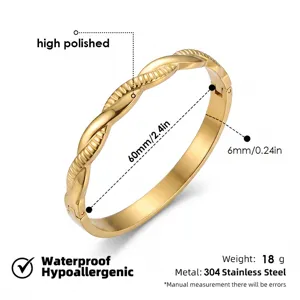 Vista detallada del brazalete de acero inoxidable dorado con acabado pulido y dimensiones.