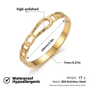 Primer plano del brazalete de acero inoxidable dorado con acabado pulido y medidas.