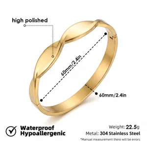 Pulsera de brazalete de acero inoxidable dorado con superficie pulida brillante y diseño abierto.