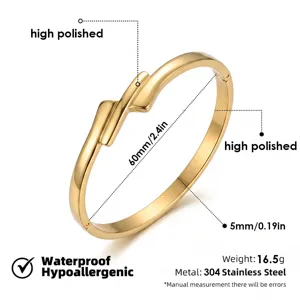 Brazalete rígido de acero inoxidable dorado para mujer, diseño minimalista con acabado pulido.