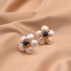 Elegante Barockperlen Blumen Ohrringe mit blauem Stein und schicken goldenen Details.
