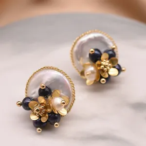Exquisite Barock Perle Blume Ohrstecker Detailansicht, elegantes und einzigartiges Design.
