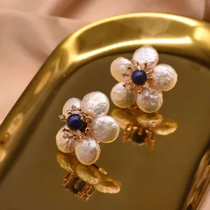 Barock Perlen Ohrringe Blumen Design mit blauem Stein, Vintage handgemachter Schmuck.