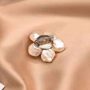 Baroque pearl flower brooch elegant versatile accessory high quality pin jewelry fashion