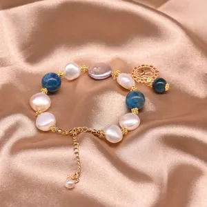 Natürliches Süßwasserperlen und Blaustein Armband mit elegantem Boho Design und vergoldetem Detail.