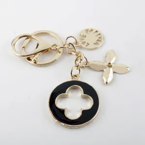 Portachiavi quadrifoglio in metallo dorato ciondolo borsa elegante accessorio vista dettaglio
