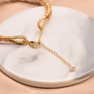 Nahaufnahme der goldenen Perlenarmband-Verlängerungskette mit Karabinerverschluss.