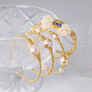 Natürliches Perlen Draht gewickeltes Armband Set, elegante Vintage Luxus Gold Armreifen für Damen.