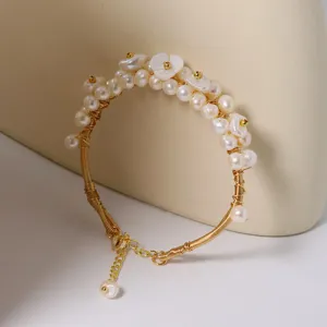 Elegantes Naturperlen Armband mit feinem Golddraht und Blumenanhänger für Damen Schmuck.