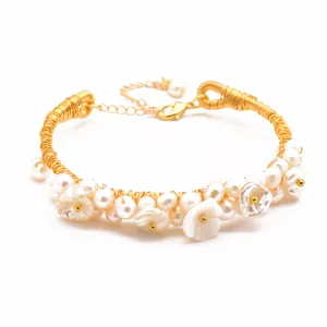 Elegantes Naturperlen Golddraht Armband mit Muschelblüten, stilvolles Vintage Design Hauptansicht.