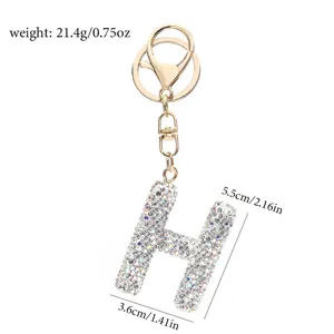 Nahaufnahme Detailaufnahme eines glitzernden Strass-Buchstaben-H-Schlüsselanhängers in Gold.