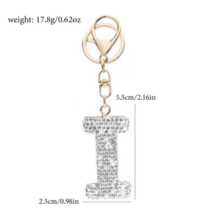 Detailansicht des Strass-Buchstaben-I-Schlüsselanhängers mit Metallbeschlägen und genauen Abmessungen.