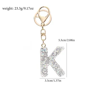 Nahaufnahme des glitzernden Strass-Buchstaben-K-Schlüsselanhängers mit goldener Hardware.