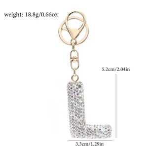 Detailaufnahme des Strass-Buchstaben-L-Schlüsselanhängers mit Glanz, Verschluss und Maßangaben.