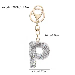 Detailansicht des Strass-Buchstaben-Schlüsselanhängers, goldfarbener Metallring mit Kristallen.