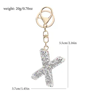 Detailansicht des glitzernden Strass-Buchstaben-X-Schlüsselanhängers mit Metallring und Anhänger.