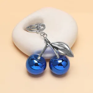 Nahaufnahme Detail eines glänzenden blauen Kirsch-Schlüsselanhängers, stilvolles Accessoire.