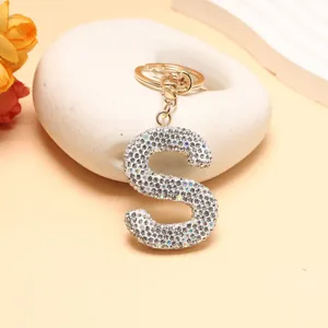 Nahaufnahme des funkelnden Strass-Buchstaben S Schlüsselanhängers, elegantes Kristall-Design.