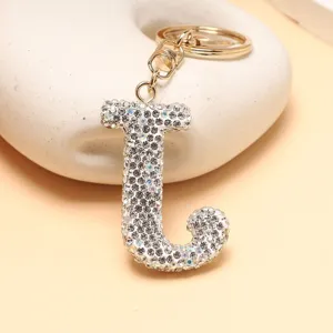 Nahaufnahme des funkelnden Strass-Buchstaben-J-Schlüsselanhängers mit edlem Metallverschluss.