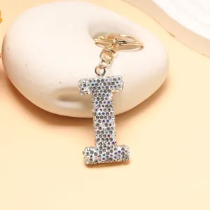 Detaillierte Ansicht eines glitzernden Strass-Buchstaben-Schlüsselanhängers für Taschen.