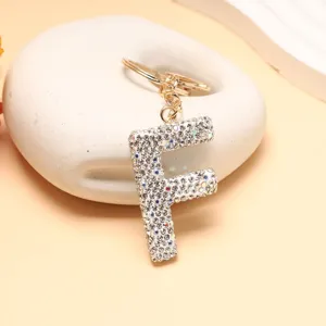 Detailansicht eines funkelnden Strass Buchstaben F Schlüsselanhängers sowie Taschenanhängers.