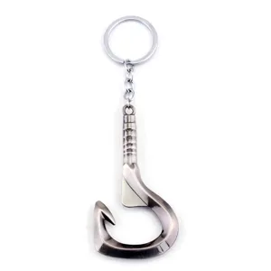 Nahaufnahme Detail des Metall Fleischhaken Flaschenöffners und Schlüsselanhängers mit Kette.
