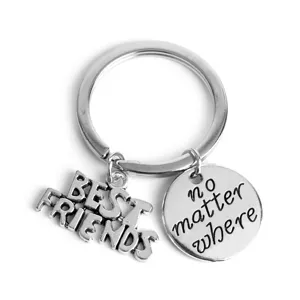 Μεταλλικό μπρελόκ με γράμματα best friends και στρογγυλό μενταγιόν για δώρο φιλίας.