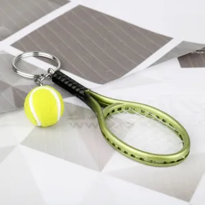 Vista dettagliata del portachiavi a forma di racchetta da tennis verde con pallina.