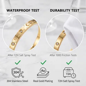 Elegante pulsera de acero inoxidable dorada con tornillos y piedras brillantes para mujer.