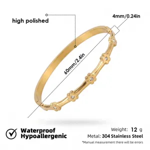 Pulsera de acero inoxidable dorada con flores y circonitas, vista detallada con dimensiones.