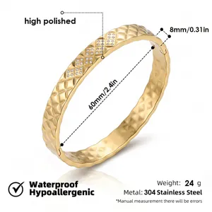 Brazalete rígido de acero inoxidable dorado con diseño acolchado, impermeable y antialérgico.