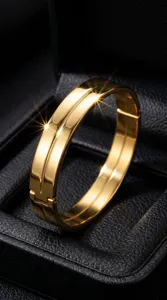 Primer plano detallado del brazalete ancho de acero inoxidable dorado con diseño esférico.