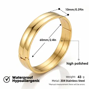 Vista detallada del brazalete ancho de acero inoxidable dorado, pulido alto y 60mm.