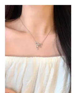 Collar de clavícula con lazo de plata esterlina, colgante delicado de circonita brillante.
