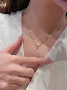 Vista detallada de un elegante collar de plata S925 con diamantes y perla colgante.
