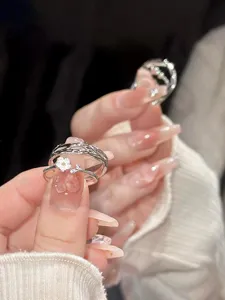 Exquisitos anillos de pareja de margaritas de plata S925, diseño de nicho detalle.