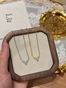 Primer plano de collares con colgante de perlas de plata S925 bicolor con detalles de circonita.