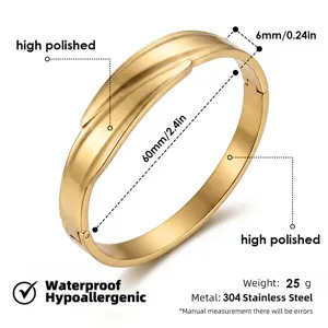 Brazalete rígido de acero inoxidable dorado con acabado pulido brillante y cierre seguro.