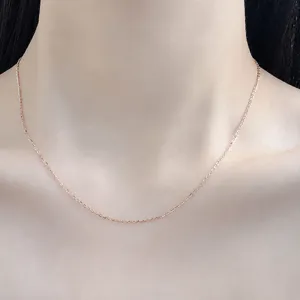 Detailansicht der filigranen Roségold O-Ketten-Halskette mit elegantem Schlüsselbeinschmuck.