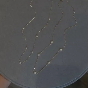 Collar de plata esterlina con colgante de trébol y circonitas, vista detallada elegante.