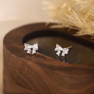Boucles d'oreilles nœud en argent avec zircone étincelante en gros plan détaillé.
